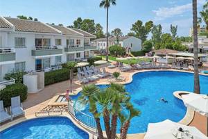Außenansicht des Universal Aparthotel Elisa mit Swimmingpool und Sonnenliegen.
