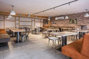 Innenbereich des Be Live Adults Only Marivent Hotels mit Tischen, Stühlen und Dekor.