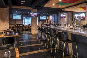 Innenbereich des Be Live Adults Only Marivent Hotels mit Bar, Tischen und Fernsehern