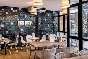 Innenbereich des Be Live Adults Only Marivent Hotels mit schwarzen Wandfliesen und modernen Möbeln.