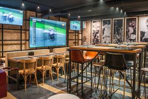 Speisebereich des Be Live Adults Only Marivent Hotels mit Fernsehern und Tischen.