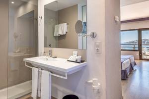 Badezimmer des Be Live Adults Only Marivent Hotels mit Waschbecken, Spiegel und Ausblick auf das Meer.