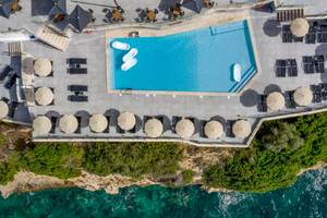 Flugübersicht des Florida Magaluf Hotels mit Swimmingpool und Sonnenliegen