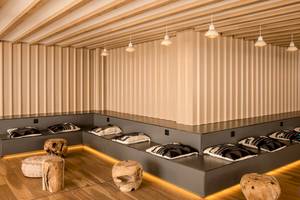 Innenbereich des Florida Magaluf Hotels mit Loungebereich, Kissen und Holztischen.