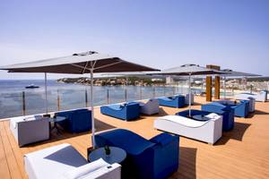 Dachterrasse des Florida Magaluf Hotels mit Blick auf das Meer und Sonnenschirme.