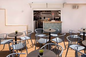 Terrasse des Florida Magaluf Hotels mit Tischen und Stühlen