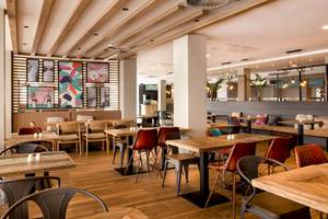 Innenbereich des Florida Magaluf Hotels mit modernen Möbeln und bunten Wandbildern.