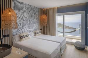 Zimmer im Florida Magaluf Hotel mit zwei Betten, Blick auf das Meer und eine Hängematte.