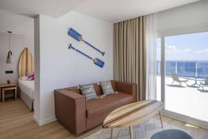 Innenansicht einer Suite im Florida Magaluf Hotel mit Blick auf das Meer.