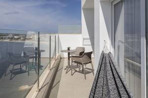 Balkon des Florida Magaluf Hotels mit Blick auf das Meer und Gebäude