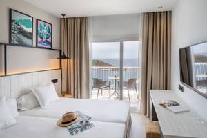 Hotelzimmer mit Meerblick, Balkon und Betten im Florida Magaluf Hotel