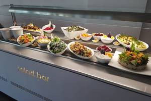 Salatbuffet im Faros Hotel Ayia Napa mit verschiedenen Salaten und Dips.