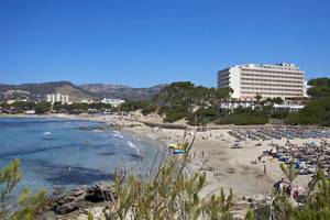 Luftaufnahme des Lido Park Hotels mit vielen Gästen am Strand