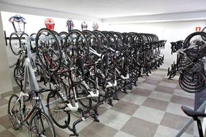 Viele Fahrräder sind im Fahrradabstellplatz des Lido Park Hotels aufgereiht.