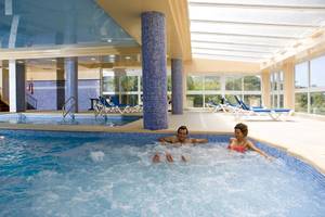 Ein Paar genießt einen Whirlpool im Lido Park Hotel.