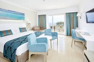 Lido Park Hotel Zimmer mit Balkon, modernen Möbeln und Meerblick.