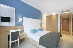 Hotelzimmer im Marques Hotel mit einem Doppelbett, Schreibtisch, Fernseher und Türen