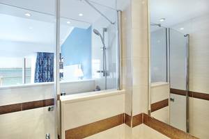 Badezimmer im Marques Hotel mit blauer Wand und Meerblick