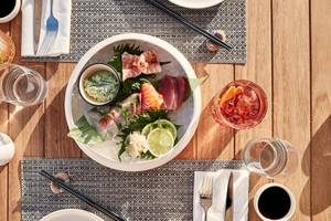 Gedeckter Tisch mit Sushi und Getränken bei Katikies Villas Mykonos