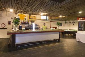 Barbereich im Coral Costa Caribe Beach Resort Hotel mit Angestellten, Tischen und Billardtisch
