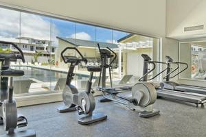 Fitnessraum im Radisson Blu Azuri Resort & Spa mit Blick auf den Pool