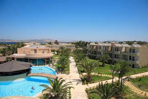 Luftaufnahme des Sandy Beach Hotel auf Kos mit Swimmingpool und Gebäuden.