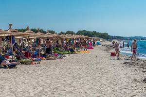 Strand des Sandy Beach Hotels auf Kos mit vielen Sonnenschirmen und Liegen.