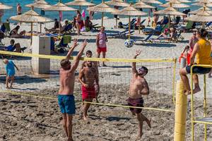 Volleyballspiel am Strand beim Sandy Beach Hotel in Kos mit Spielern und Zuschauern.