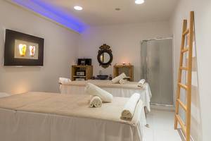 Massageraum im Sandy Beach Hotel auf Kos mit weißen Laken und Handtüchern