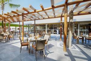 Restaurant im Freien mit Holzüberdachung im Barcelo Maya Beach Hotel