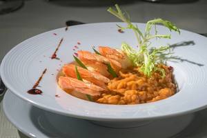 Gericht im Atrium Platinum Luxury Resort Hotel & Spa mit Garnelen und Beilagen