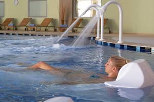 Eine Frau genießt das Schwimmbad im Atrium Platinum Luxury Resort Hotel & Spa.