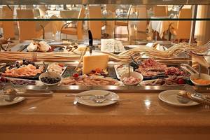 Buffet im Atrium Platinum Luxury Resort Hotel & Spa mit verschiedenen Speisen und Gerichten.