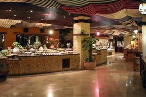 Innenbereich des PickAlbatros Oasis Port Ghalib Hotels mit gepflegtem Restaurantbereich und vielen Tischen und Stühlen.