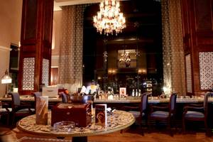 Lobby Bar des PickAlbatros Oasis Port Ghalib Hotels mit Kronleuchter und Möbeln