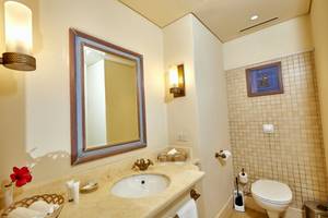 Badezimmer im PickAlbatros Sands Port Ghalib Hotel mit Waschbecken, Spiegel und Toilette.