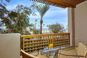 Balkon des Pick Albatros Sands Port Ghalib Hotels mit Blick auf das Meer.