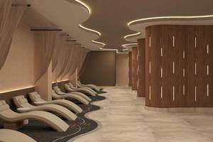 Spa-Lounge im Lago Hotel mit weißen Liegen und hölzernen Säulen
