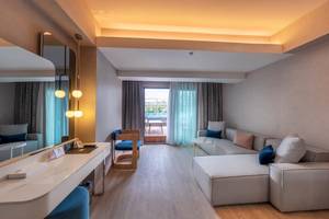 Innenraum des Lago Hotels mit Sofa, Spiegel und Schreibtisch in elegantem Design