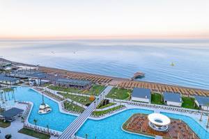 Luftaufnahme des Lago Hotels mit Blick auf den Strand, Pools und Meer