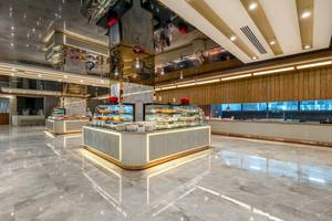 Innenbereich des Lago Hotels mit Buffetbereich und Gästebereich.