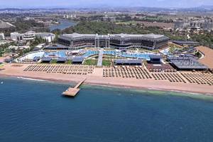 Luftaufnahme des Lago Hotels mit großen Swimmingpools und Sonnenliegen am Strand