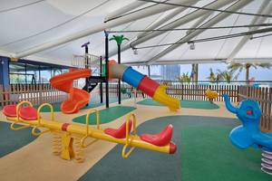 Kinderspielplatz im Marriott Resort Palm Jumeirah in Dubai mit Rutschen und Schaukeln.