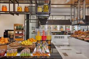 Frühstücksbuffet im Marriott Resort Palm Jumeirah, Dubai, mit verschiedenen Früchten und Getränken.