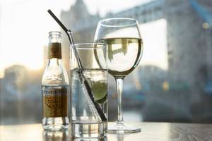Cocktails auf einem Tisch im Tower Hotel in London mit Blick auf die Tower Bridge