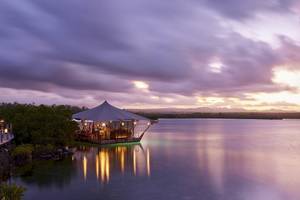 Constance Ephelia Mahe Seychelles Hotel am Wasser bei Sonnenuntergang