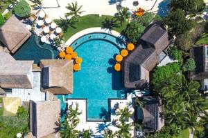 Luftaufnahme des Constance Ephelia Mahe Seychelles Hotels mit großem Pool und tropischen Palmen
