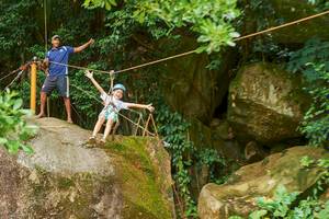Kind beim Zipline-Abenteuer im Dschungel von Mahe, Seychellen