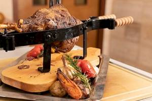 Gegrilltes Fleisch in Vorbereitung im Savoy Seychelles Resort & Spa