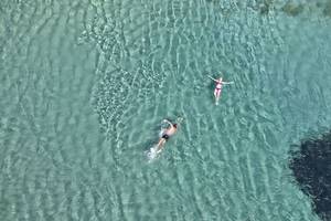Zwei Schwimmer im Meer nahe dem Archipelagos Hotel